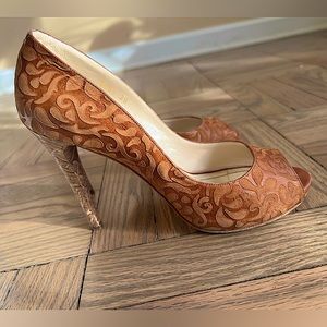 Fellini 100 % leather peep toe heels